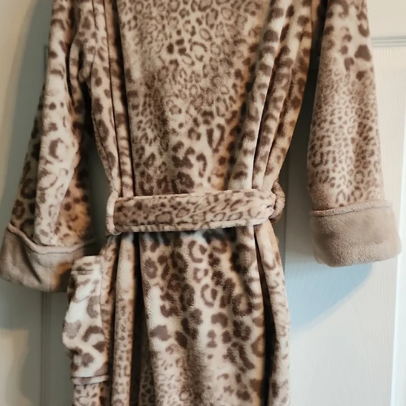 Natori Animal Print Plush Robe - Picture 3 of 8